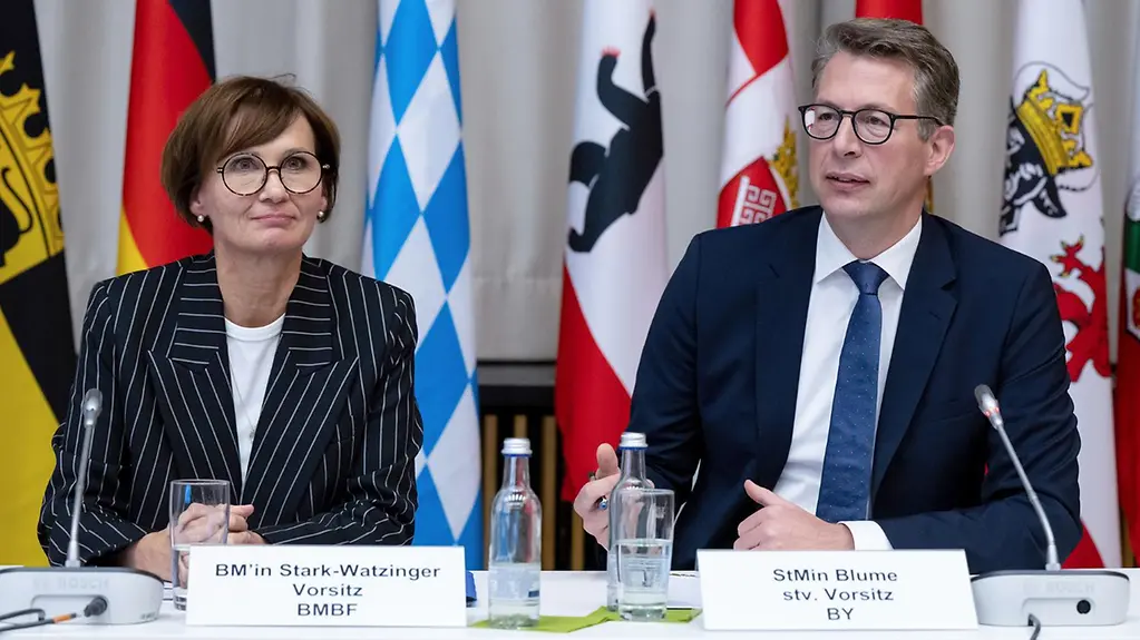 Foto zeigt Stark-Watzinger und Blume.