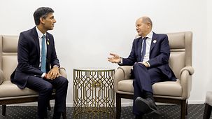 Bundeskanzler Olaf Scholz im Gespräch mit Rishi Sunak, Großbritanniens Premierministerin, bei der Weltklimakonferenz COP27