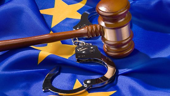 Richterhammer und Handschellen auf EU-Fahne