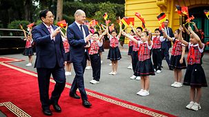 Bundeskanzler Olaf Scholz bei der Begrüßung neben Pham Minh Chinh, Premierminister Vietnams.