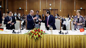 Bundeskanzler Olaf Scholz und Pham Minh Chinh, Premierminister Vietnams, prosten sich zu.
