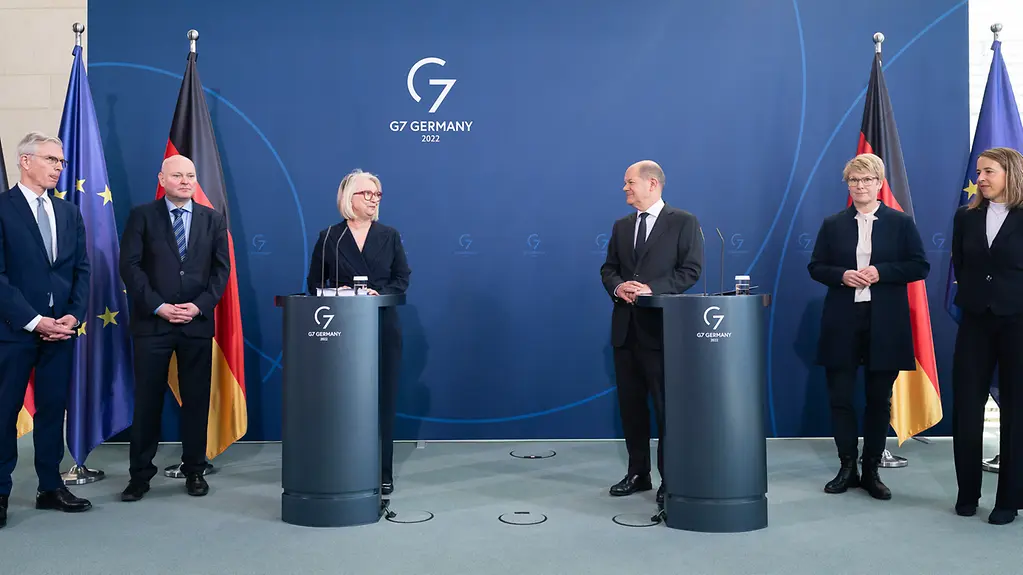 The Federal Chancellor was presented with the annual report on overall economic development by the German Council of Economic Experts.