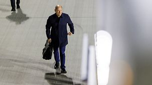 Federal Chancellor Olaf Scholz at the airport.