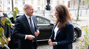 Federal Chancellor Olaf Scholz is welcomed by Yasmin Fahimi, Chairperson of the German Trade Union Confederation.
