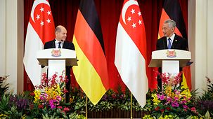Bundeskanzler Olaf Scholz und Lee Hsien Loong, Premierminister von Singapur, bei gemeinsamer Pressekonferenz.