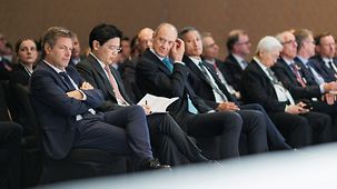 Robert Habeck, Bundesminister für Wirtschaft und Klimaschutz, verfolgt die Asien-Pazifik-Konferenz der Deutschen Wirtschaft.