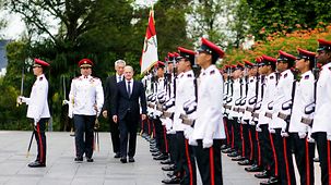 Bundeskanzler Olaf Scholz bei der Begrüßung mit militärischen Ehren in Singapur.