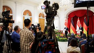 Bundeskanzler Olaf Scholz und Lee Hsien Loong, Premierminister von Singapur, bei gemeinsamer Pressekonferenz.