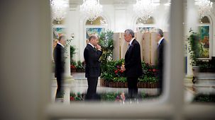 Bundeskanzler Olaf Scholz und Lee Hsien Loong, Premierminister von Singapur, unterhalten sich.