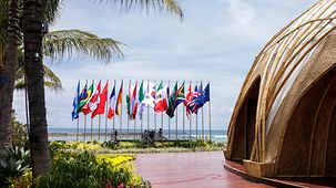 Fahnen der teilnehmenden Länder wehen beim G20-Gipfel auf Bali.