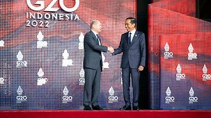 Bundeskanzler Olaf Scholz wird beim G20-Gipfel auf Bali von Joko Widodo, Präsident Indonesiens, begrüßt.