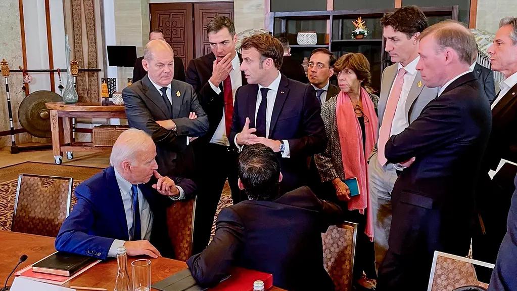Bundeskanzler Olaf Scholz am Rande des G20-Gipfels auf Bali im Gespräch mit US-Präsident Joe Biden, Emmanuel Macron, Frankreichs Präsident, Rishi Sunak, Großbritanniens Premierminister, Justin Trudeau, Kanadas Premierminister, und anderen.