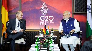 Bundeskanzler Olaf Scholz beim G20-Gipfel im Gespräch mit Narendra Modi, Indiens Premierminister.