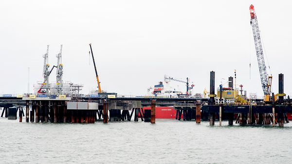 Auf dem Bild ist das LNG-Terminal in Wilhelmshaven zu sehen.