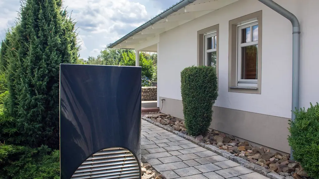 Ausseneinheit einer Wärmepumpe im Vorgarten