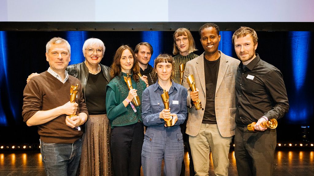 Kulturstaatsministerin Claudia Roth mit den Gewinnerinnen und Gewinnern des Deutschen Kurzfilmpreises 2022