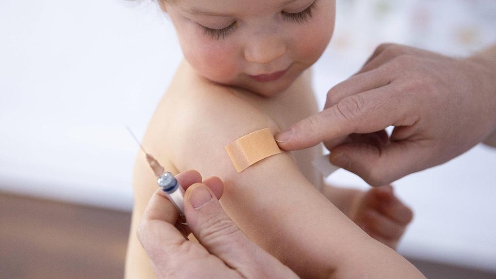 Ein Kleinkind bekommt eine Impfung gegen das Coronavirus.