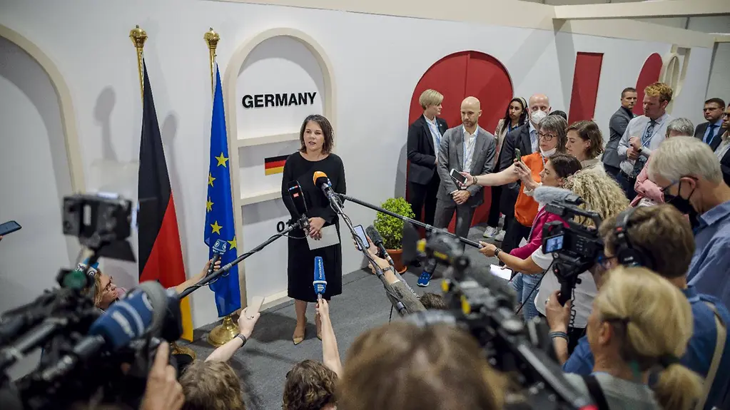 Bundesaußenministerin Annalena Baerbock gibt vor dem deutschen Delegationsbüro während der COP27 Klimakonferenz in Scharm-el-Sheikh ein Pressestatement.