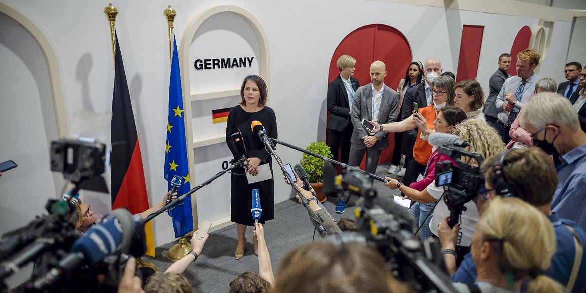 Bundesaußenministerin Annalena Baerbock gibt vor dem deutschen Delegationsbüro während der COP27 Klimakonferenz in Scharm-el-Sheikh ein Pressestatement.