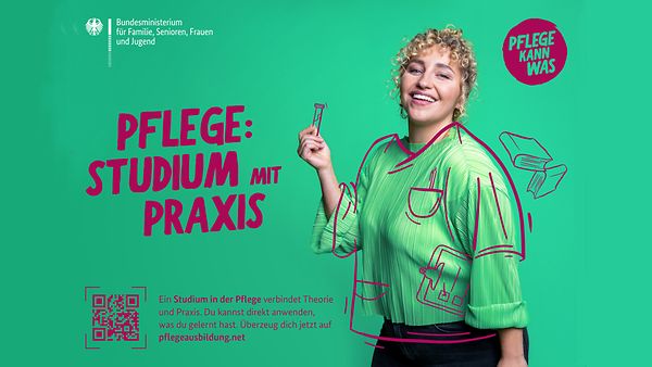 Kampagnenmotiv Pflegestudium mit Praxis. Blonde junge Frau in Grünem Shirt vor grünem Hintergrund.