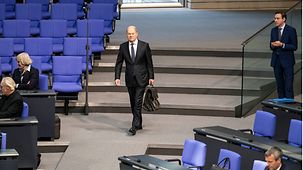 Bundeskanzler Olaf Scholz kommt ins Plenum des Bundestags.