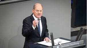Bundeskanzler Olaf Scholz spricht im Bundestag.