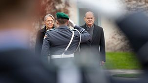 Bundeskanzler Olaf Scholz und Elisabeth Borne, Frankreichs Premierministerin, bei der Begrüßung mit militärischen Ehren.