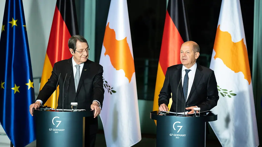 Le chancelier Olaf Scholz donne une conférence de presse aux côtés du président chypriote Nikos Anastasiadis