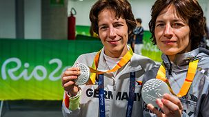 Carmen und Ramona Brussig zeigen ihre Silbermedaillen