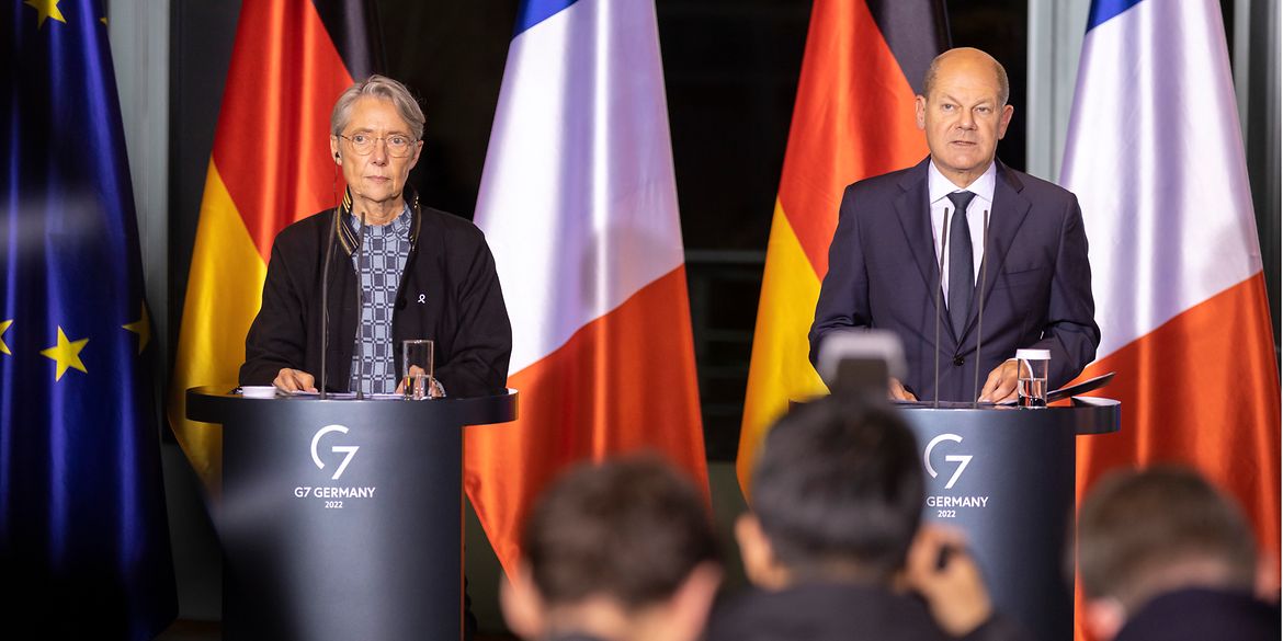 Auf dem Bild sind Bundeskanzler Olaf Scholz und die Premierministerin der Französischen Republik, Frau Elisabeth Borne zu sehen.