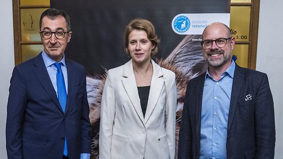 Bundesminister Özdemir mit den Preisträgern des 1. Platz des Tierschutzpreises 2022.