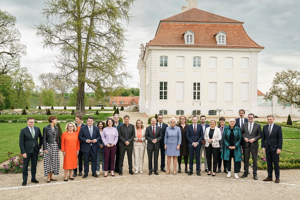 Die Mitglieder des Bundeskabinetts posieren vor Schloss Meseberg.