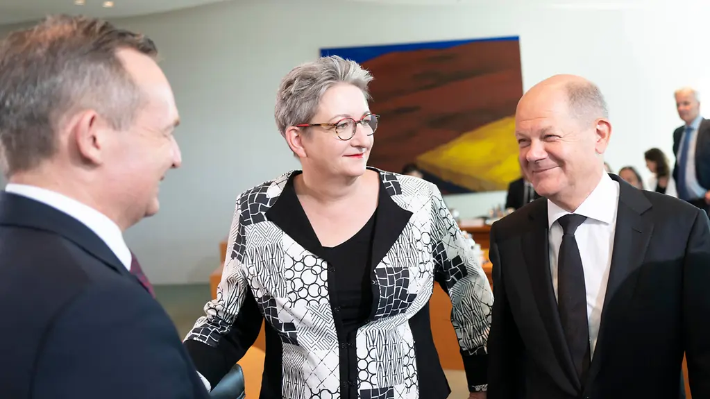 Bundeskanzler Olaf Scholz mit Volker Wissing, Bundesminister für Digitales und Verkehr, und Klara Geywitz, Bundesministerin für Wohnen, Stadtentwicklung und Bauwesen.