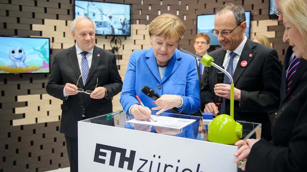 Bundeskanzlerin Angela Merkel mit dem Schweizer Bundespräsident Johann Schneider-Ammann während ihres Rundgangs über die Cebit am Stand der ETH Zürich.