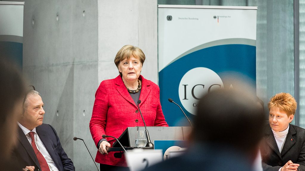 La chancelière fédérale Angela Merkel s'exprime devant la Troisième Conférence interparlementaire contre l'antisémitisme