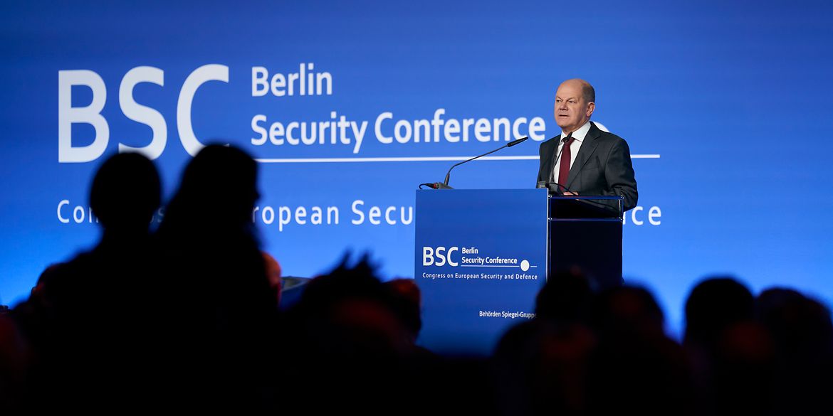 Bundeskanzler Scholz mit dem norwegischen Ministerpräsidenten Støre bei der Berlin Security Conference.