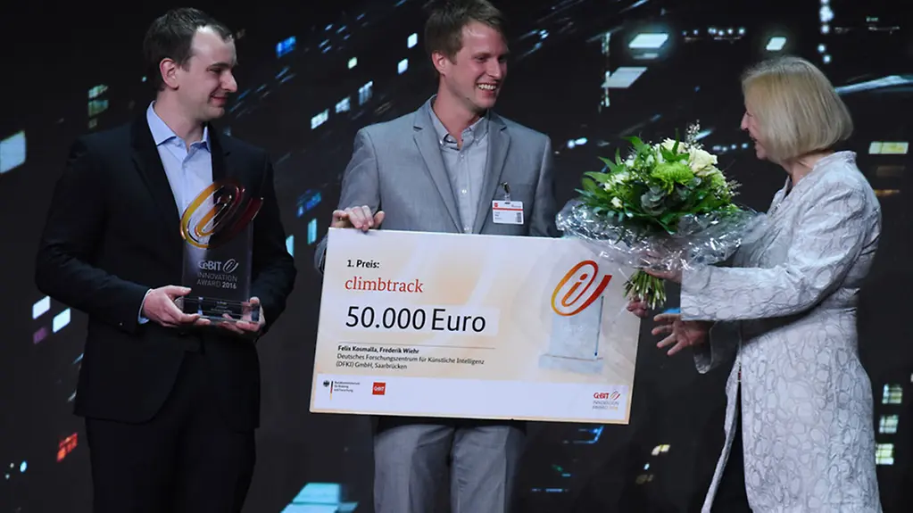 Bundesforschungsministerin Johanna Wanka übergibt den CeBIT Innovation Award an den Gewinner climbtrack.