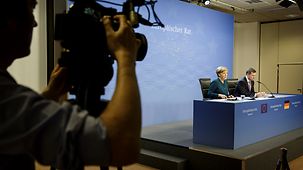 Bundeskanzlerin Angela Merkel und Regierungssprecher Steffen Seibert auf der Abschluss-PK.