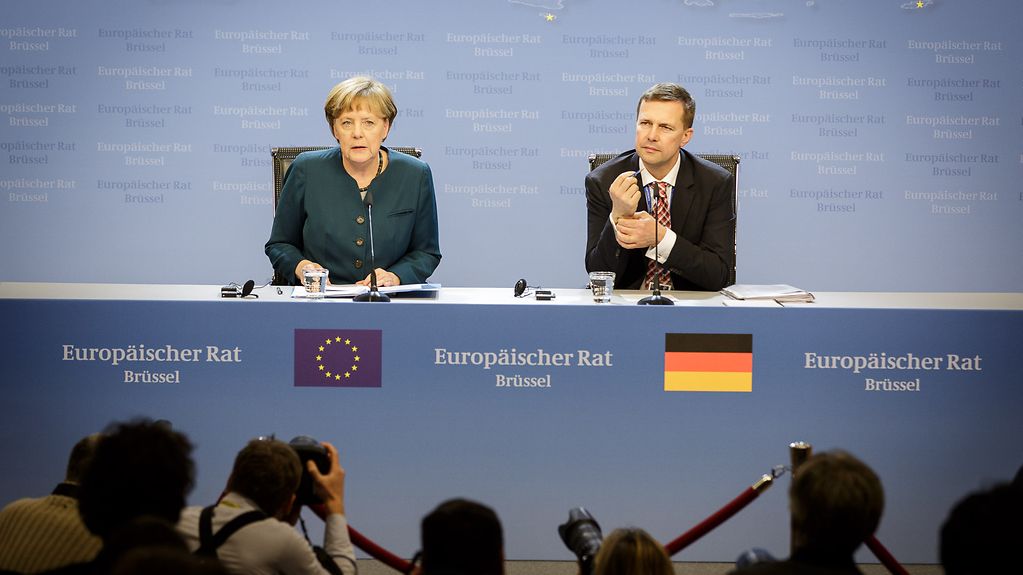 Bundeskanzlerin Angela Merkel und Regierungssprecher Steffen Seibert bei der Abschluss-PK.