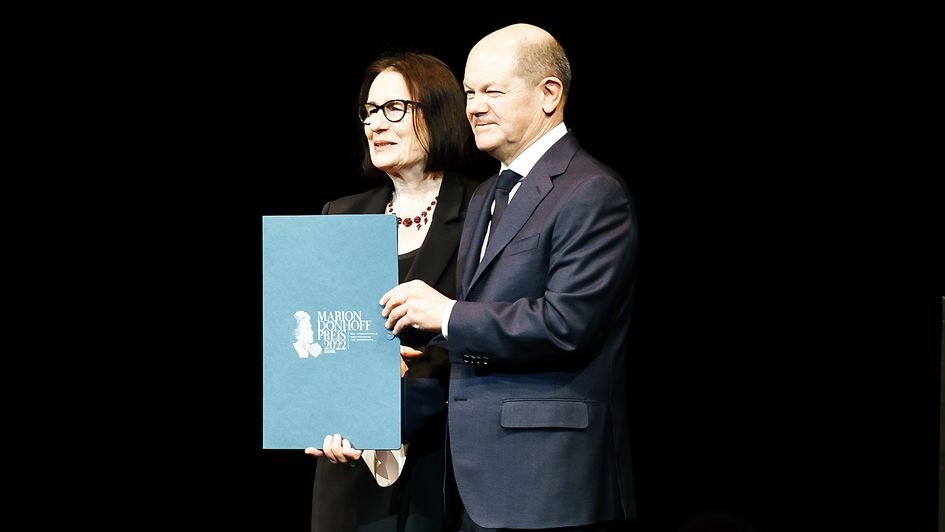 Bundeskanzler Olaf Scholz mit der russischen Menschenrechtlerin Irina Scherbakowa.