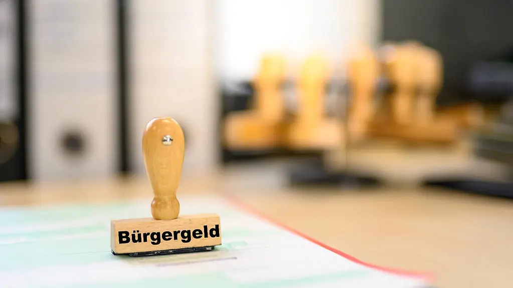 Stempel mit Aufschrift "Bürgergeld" lauf Antragsformularen