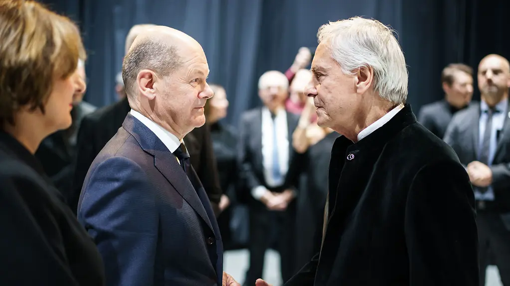 Federal Chancellor Olaf Scholz in conversation with John Neumeier at the Hamburg State Opera.