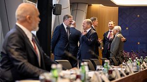 Bundeskanzler Olaf Scholz beim EU-Westbalkangipfel im Gespräch mit Petr Fiala, Tschechiens Ministerpräsident.