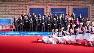 Familienfoto zum EU-Westbalkangipfel mit einer Tanzperformance im Vordergrund