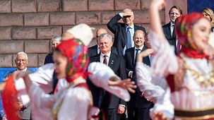 Bundeskanzler Olaf Scholz während des Familienfotos zum EU-Westbalkangipfel mit einer Tanzperformance im Vordergrund