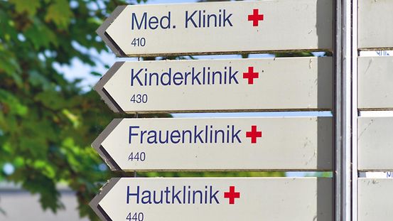 Straßenschilder weisen den Weg zu verschiedenen deutschen Krankenhäusern.
