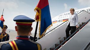 La chancelière fédérale Angela Merkel à sa descente d'avion à l'aéroport du Caire