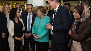 La chancelière fédérale Angela Merkel en discussion lors de sa visite à la Startup Haus