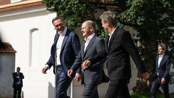 Bundeskanzler Olaf Scholz geht zwischen Christian Lindner, Bundesminister der Finanzen, und Robert Habeck, Bundesminister für Wirtschaft und Klimaschutz.