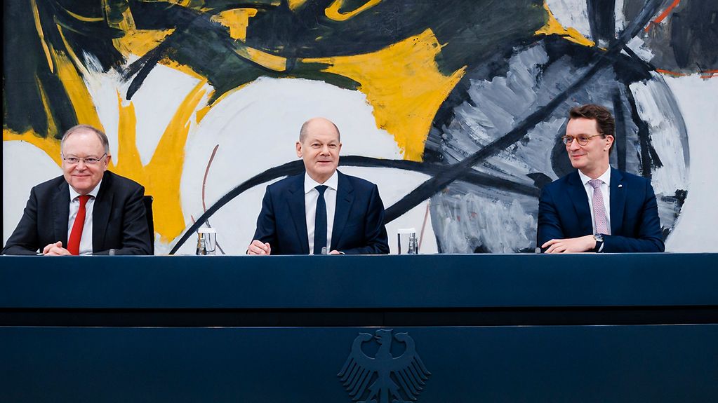 Bundeskanzler Scholz und die Ministerpräsidenten Weil und Wüst bei der Pressekonferenz nach der Ministerpräsidentenkonferenz